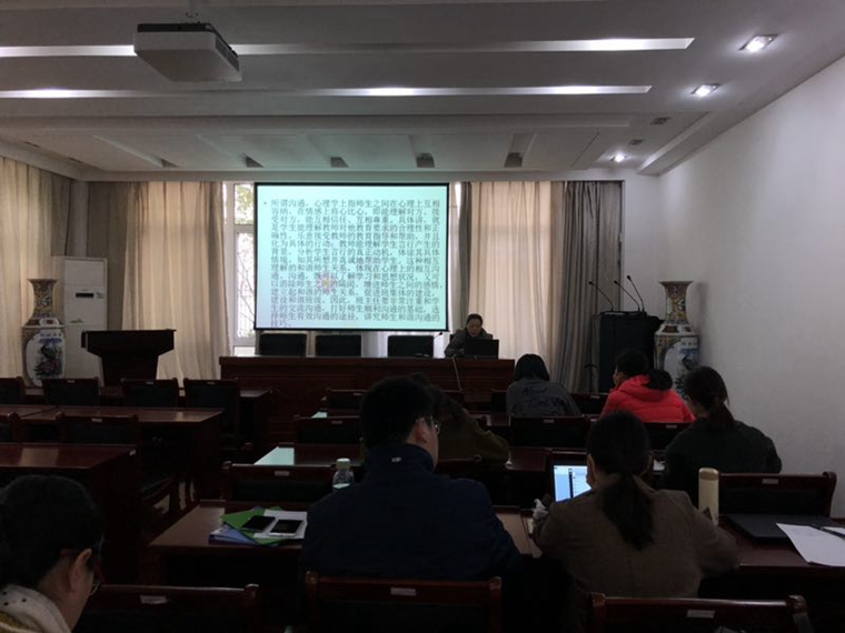 3月23日上午，上海市曹杨中学开展了2017学年第二学期第三次见习教师规范化培训.jpg