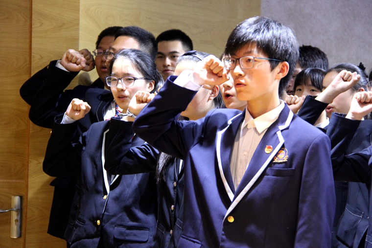 在共青团旗前，32名新团员庄严宣誓，志愿加入中国共青团.JPG