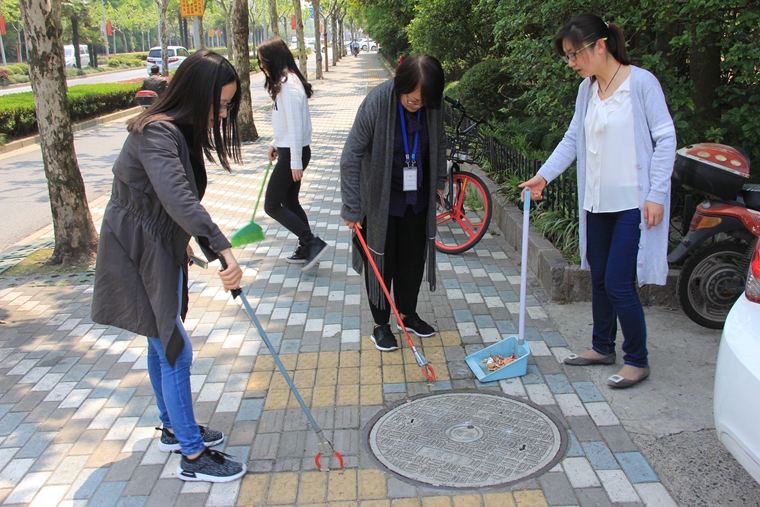党员志愿者清洁校园周边环境“三五”行动2.JPG