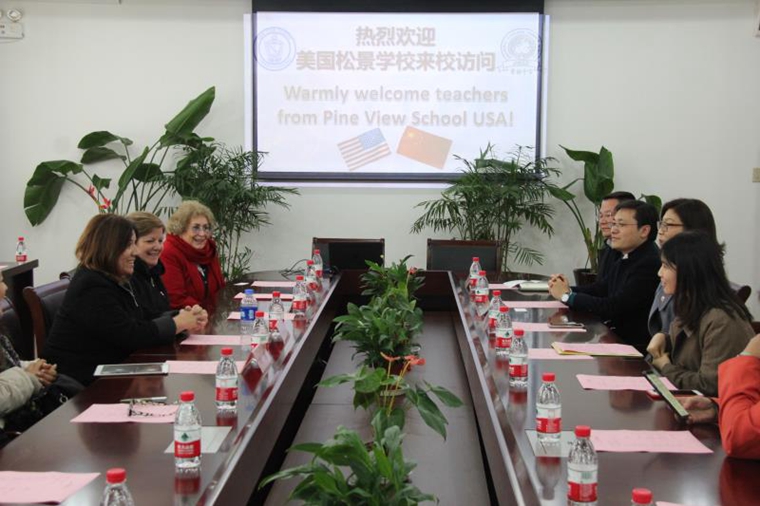 钱书记向来访美国教师代表团致欢迎词，介绍了我校的基本情况和学校特色，并赠送了我校校刊、校徽等彰显我校特色办学理念的纪念品.jpg