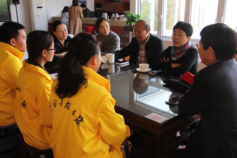 期间，上海市侨办文宣处处长邹芳、普陀区侨办领导以及春令营负责人一行来到我校看望了参加2018年“寻根之旅·相约上海”春令营的领队教师和华裔少年.JPG