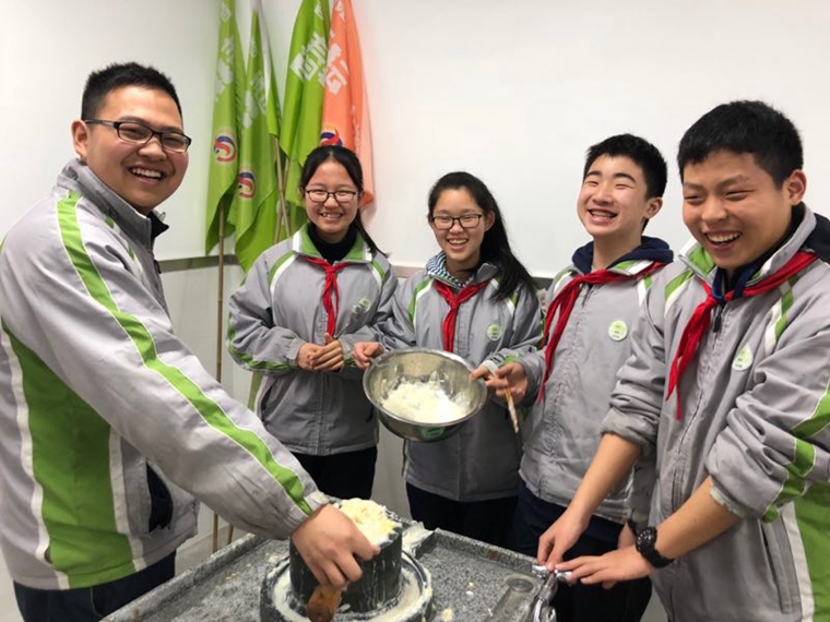 大家来到豆腐工坊，体验了一回用传统石磨碾磨豆浆的感受，看着一颗颗豆子变成乳白色的豆浆，同学们的心里尽是满足感.jpg