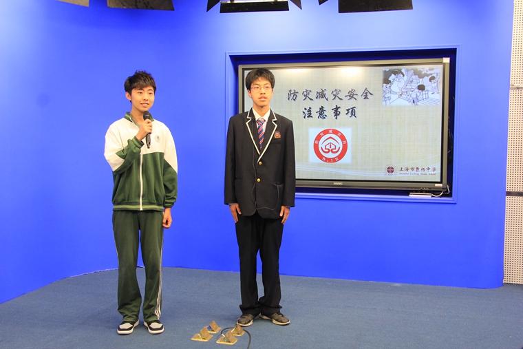 升旗仪式上，刘伟业和李清源两位同学分享了消防演练的收获，表示演练让大家懂得火灾的危险性、预防火灾的措施、扑救火灾的方法和逃生疏散的方法，学会了使用消防器材、报火警、扑救初起火灾和组织疏散逃生.JPG