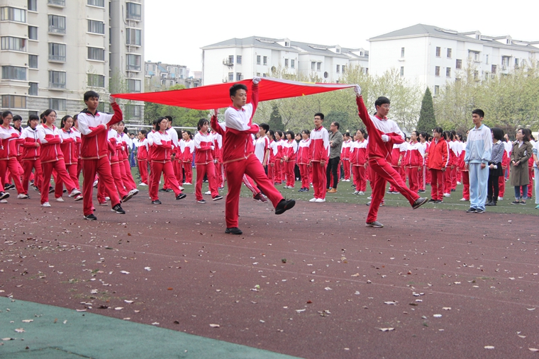 4月2日早晨，曹杨中学举行了“忆烈士遗志，扬赤子精神”主题升旗仪式.JPG