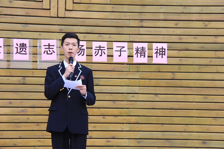 为了在广大师生中树立文明、绿色、低碳、安全的现代殡葬祭扫新风，高二（2）班丁雨轩同学向我们提出倡议.JPG