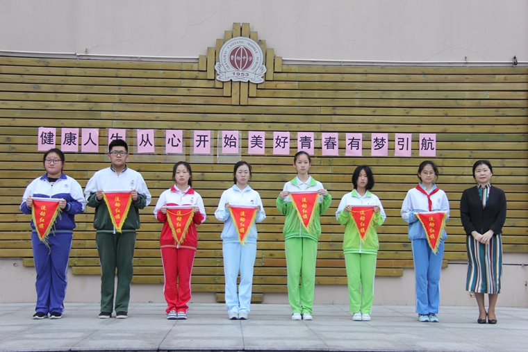 在4月21日的首届上海高中学生环境素养论坛活动中，我校的老师与同学们都积极地参与其中，展现了曹杨人的风采。升旗仪式上，校长杨琳向所有在此次活动中辛勤付出的师生表示了最诚挚的感谢.JPG