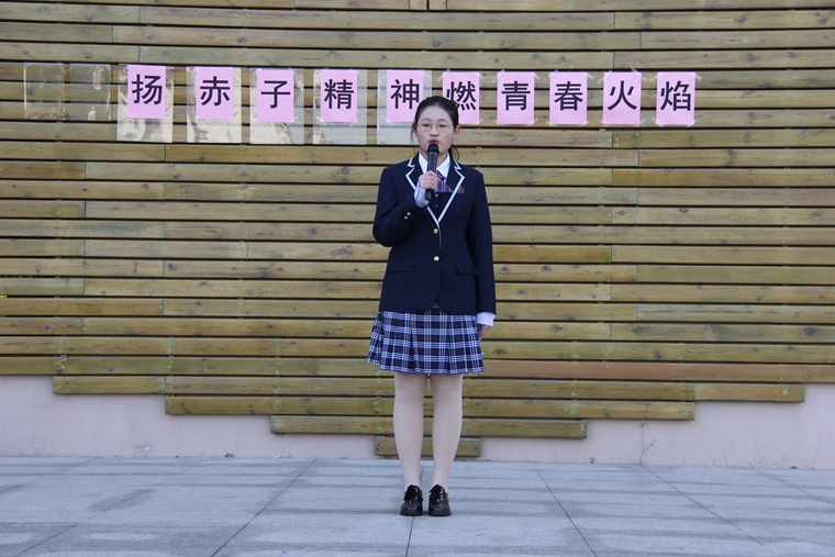 高一（6）班郑泽旻同学作为学生代表分享了她的体会：本次军训中，我们收获了荣誉，收获了同学情、爱国情，也让我们学到了军人的坚持不懈、勇往直前，以及不怕苦不怕累的精神，还深深感受到了曹杨的赤子之情怀.JPG
